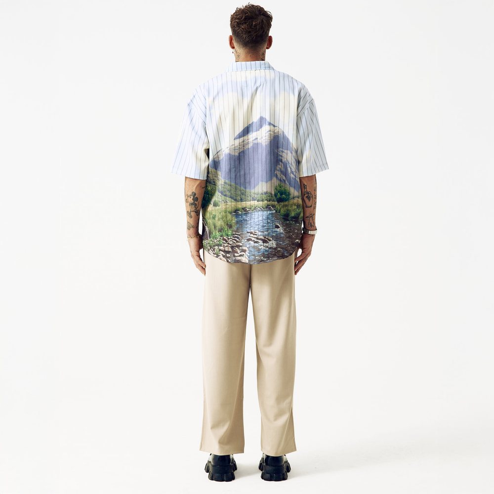 Chemise imprimee portee de dos avec un pantalon beige